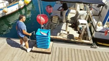 Balıkçı tekneleri limanda Blanes. deniz lezzetleri yakalamak