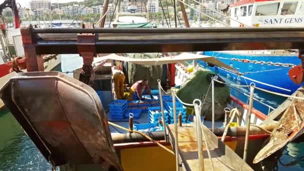 Barcos de pesca no porto Blanes. pegar iguarias do mar — Vídeo de Stock