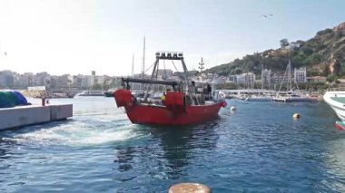 Balıkçı tekneleri limanda Blanes. deniz lezzetleri yakalamak