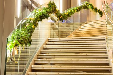 Yılbaşı yeni yıl iç, çam kozalakları, mumlar