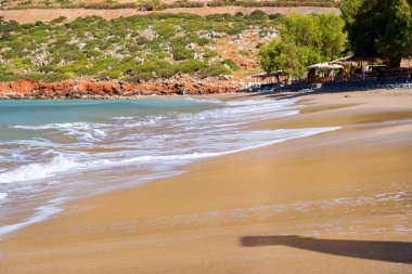 Sandy beach köpüklü dalgalar. Tatil Köyü Bali Girit