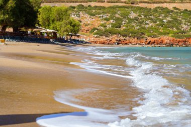 Sandy beach köpüklü dalgalar. Tatil Köyü Bali Girit
