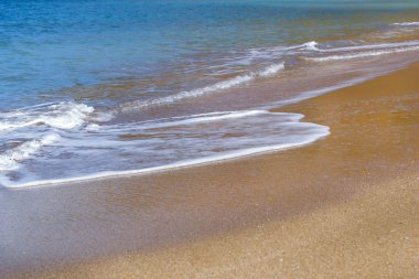 Sandy beach köpüklü dalgalar. Tatil Köyü Bali Girit