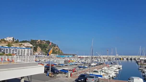 Fiske båtar, privata yachter, piren i hamnen Blanes — Stockvideo