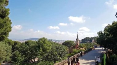 Barcelona, İspanya - 1 Haziran, 2018: Park Guell - Antonio Gaudi mimarisinin dönüm noktası. Barcelona, sermaye Katalonya ve Akdeniz, endüstriyel ve ticari merkezi bağlantı noktasındaki İspanyolca çare