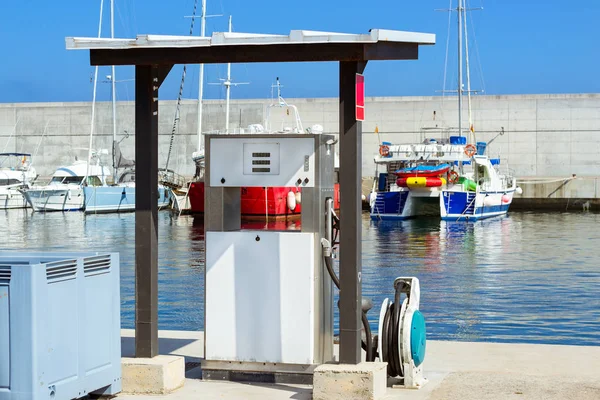 Dispensador de combustible en el puerto de la estación de servicio Blanes — Foto de Stock