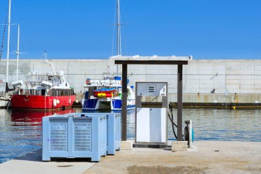 Yakıt dağıtıcı tekne dolum istasyonu limanında Blanes