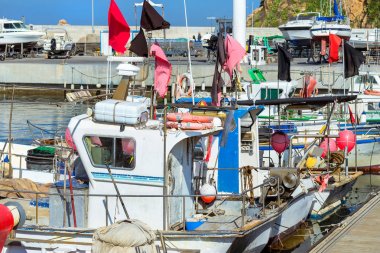 Deniz kenarındaki sete yelkencilik Motorlu tekne palamarla. Blanes, İspanya
