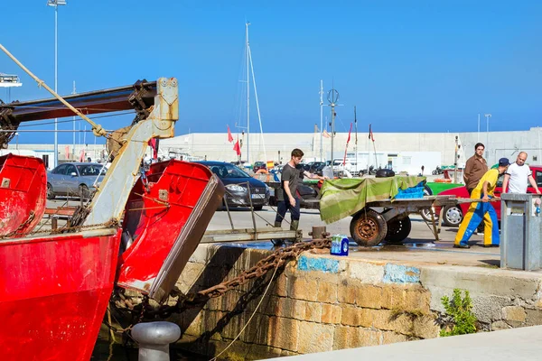 Los pescadores descargan la captura de pescado, el puerto Blanes. España — Foto de Stock