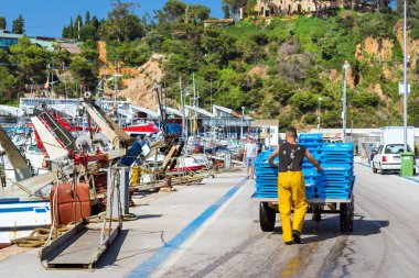 Balıkçılar balık yakalamak, Port Blanes boşaltıyor. İspanya