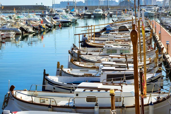 Vitorlás, motoros csónakok Horgonyzott seawall. Blanes, Spanyolország — Stock Fotó