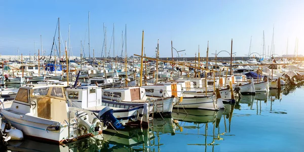Zeilen, motor boten afgemeerd Zeedijk. Blanes, Spanje — Stockfoto