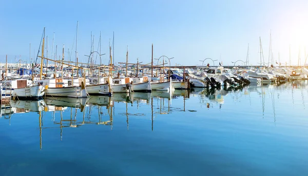 帆船、摩托艇停泊海堤。西班牙布兰内斯 — 图库照片