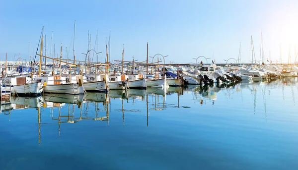 Zeilen, motor boten afgemeerd Zeedijk. Blanes, Spanje — Stockfoto