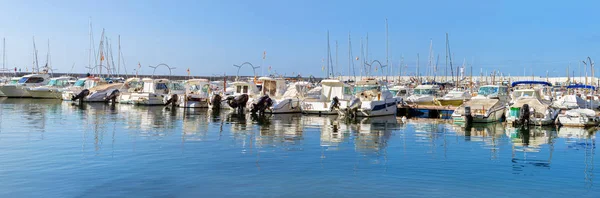 Seiling, motorbåter fortøyd sjøvann. Blanke, Spania – stockfoto