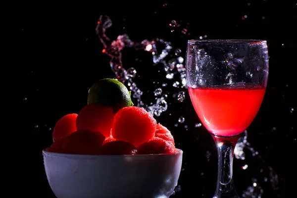 Salat Aus Roten Und Gelben Wassermelonenbällchen Foto Schwarz Stil Roter — Stockfoto