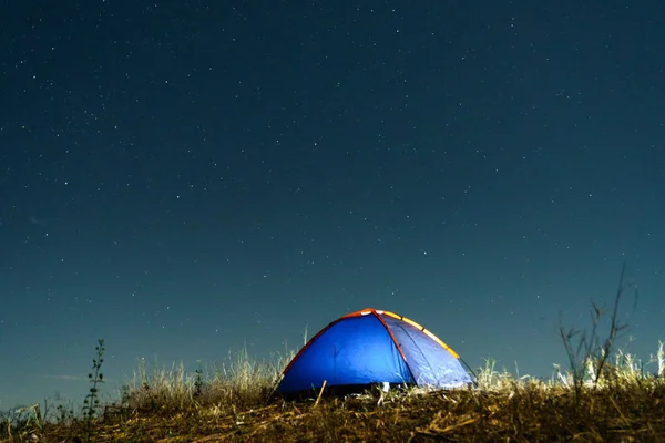 星の間で夜の高山キャンプ場 — ストック写真
