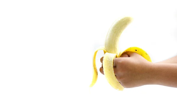 Рука Женщины Держит Банан Изолирован Белом Фоне Пил Бананы Белом — стоковое фото