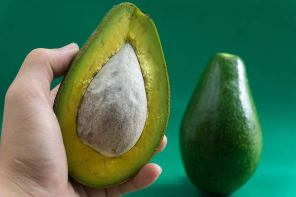 Avocado Hand Avocado Vrucht Heeft Een Aangename Gele Textuur — Stockfoto