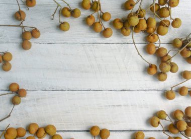Beyaz ahşap zemin, yağmur mevsimi, Longan meyve arka plan Tay meyve üzerinde longan.