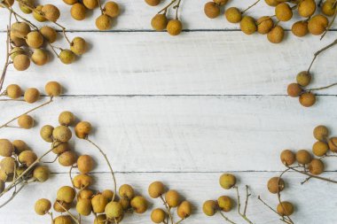 Beyaz ahşap zemin, yağmur mevsimi, Longan meyve arka plan Tay meyve üzerinde longan.