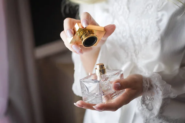 Novia abriendo una botella de perfume de lujo — Foto de Stock