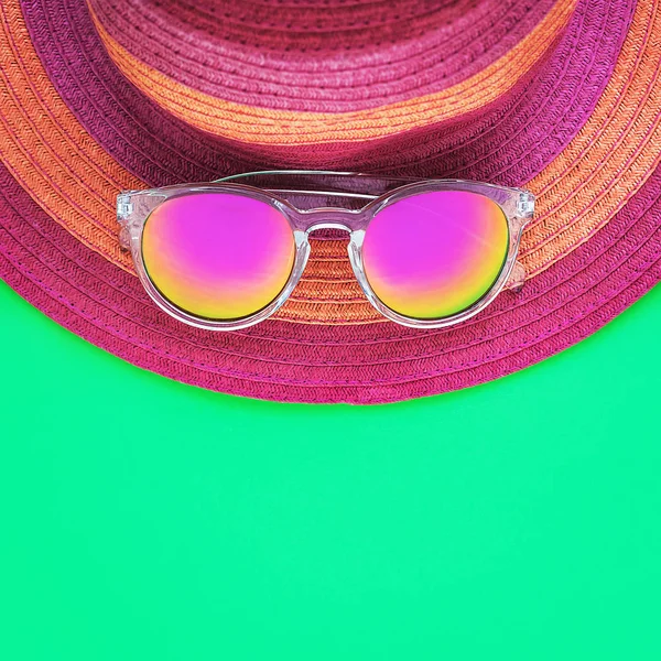 Şapka ve güneş gözlüğü. Yaz saati — Stok fotoğraf