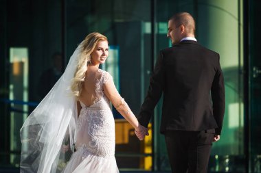 gelin damat yakındaki modern Binası yürüme bakarak