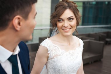 Gelin ve damat birbirine restoranda bakarak