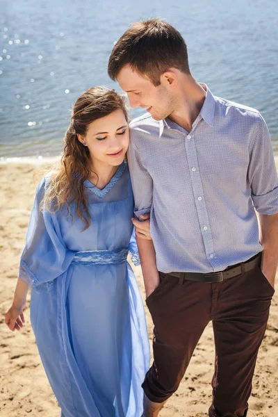 Framtida mamma och pappa kramar och promenader i naturen — Stockfoto