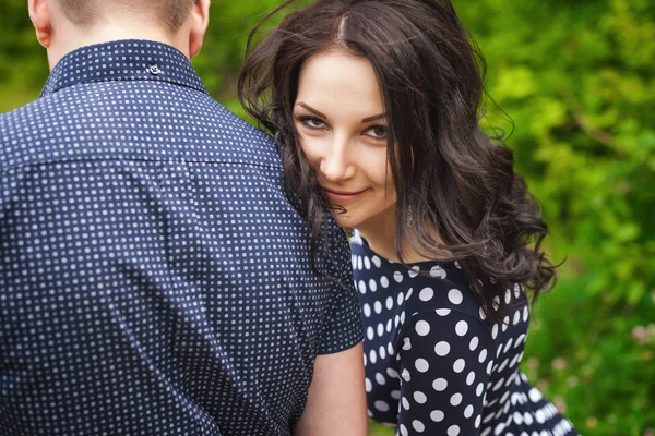 Šťastný Mladý Pár Objímat Přírodě Dívka Dlouhé Tmavě Hnědé Vlasy — Stock fotografie