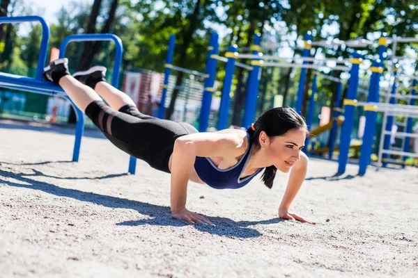 Joven mujer deportiva haciendo flexiones — Foto de Stock