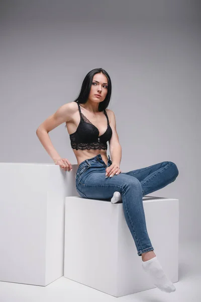 Sexy dziewczyna siedzi w photostudio — Zdjęcie stockowe