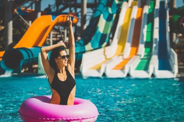 Kauçuk halka yüzme havuzunda güzel kız