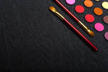 göz gölgeler çapraz olarak döşeme fırçaları ile