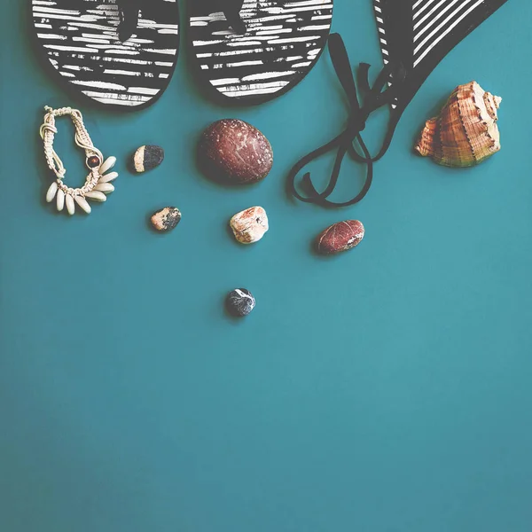 Mayo, terlik, deniz kabuklarını, bilezik. yaz öğeleri — Stok fotoğraf