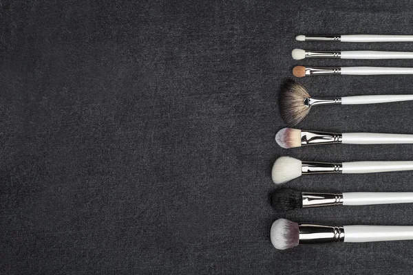 Fila de diferentes cepillos de maquillaje — Foto de Stock