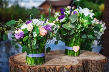 ayakta açık havada ağaç güdük üzerinde düğün buketler