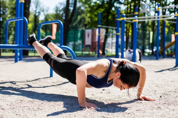 Joven entrenador deportivo en el patio de recreo deportivo — Foto de Stock