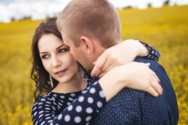 Mujer y hombre abrazándose en el prado amarillo — Foto de Stock