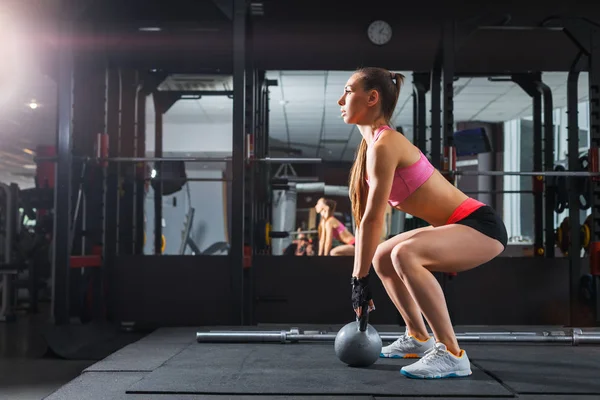 Mujer en forma funciona con pesas — Foto de Stock