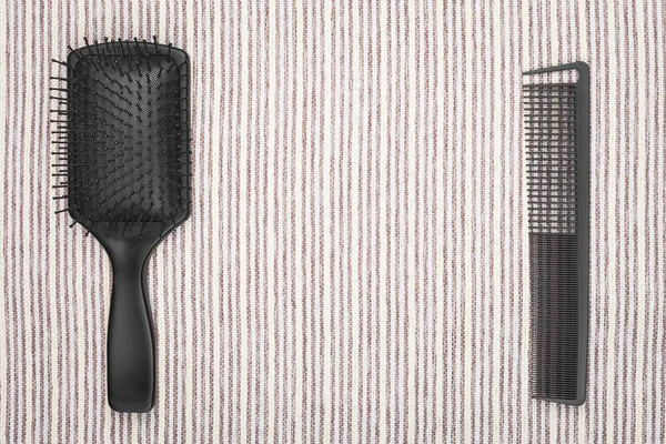 Cepillo de pelo y un peine — Foto de Stock