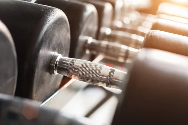 Filas de pesas en el gimnasio —  Fotos de Stock