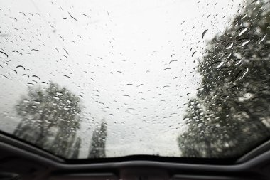 Yağışlı hava, arabanın içinden cam bakın
