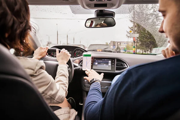 Casal dirigindo um carro Imagens De Bancos De Imagens Sem Royalties