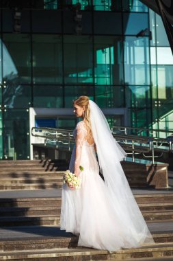 Yukarıda yetiştirme rüzgar uçan örtü ile güzel gelin