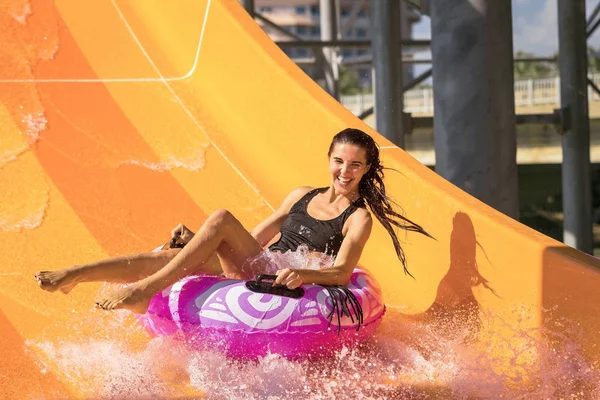 Струнка жінка розважається на водяній гірці в аквапарку — стокове фото