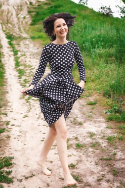 yol boyunca yürüyen kız