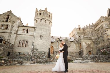 Eski bina arka plan üzerinde sarılma gelin damat