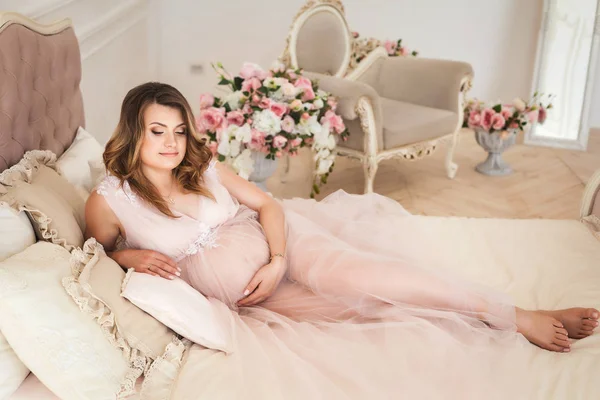 Jonge toekomstige mama liggend in gezellige bed in de ochtend — Stockfoto